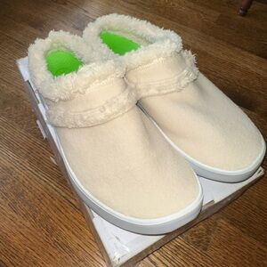 Oofos women’s OOcoozie mule shoe, cream, size 9 NEW